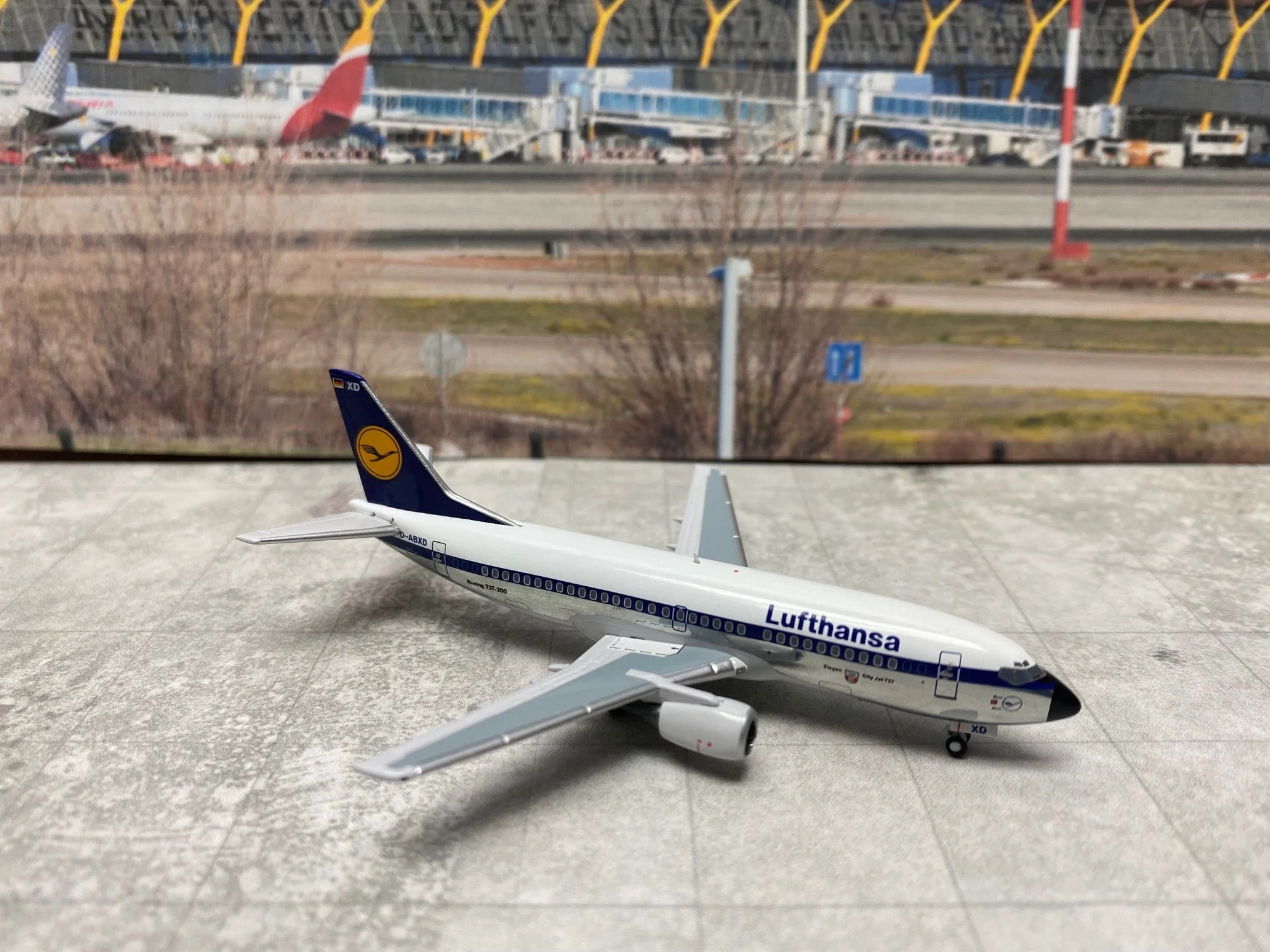 *1/400 Lufthansa B 737-300 "Euro 86" Miniature Models M4LH733A - Image 2